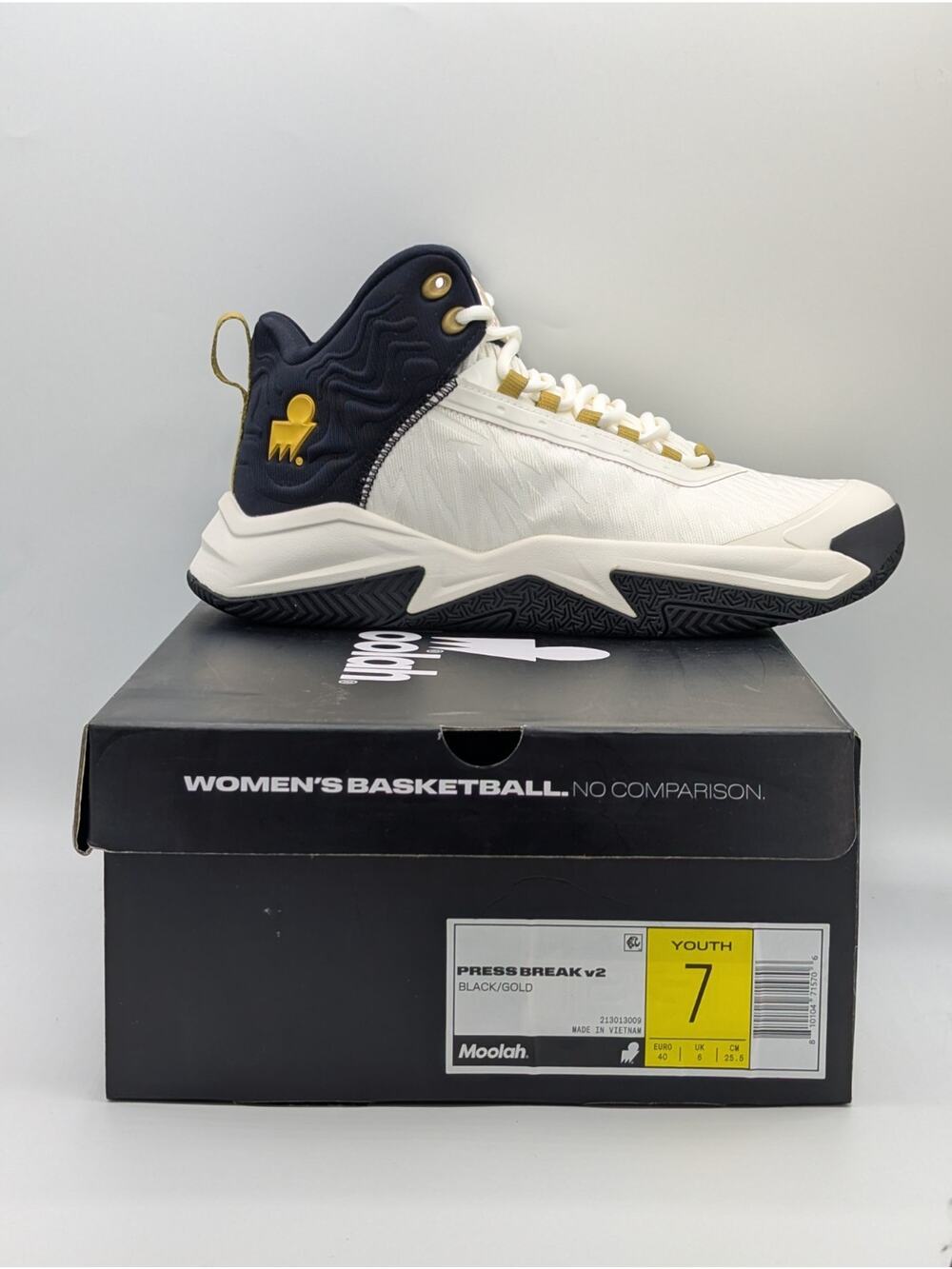 Moolah Press Break V2 Youth Size 7 Basketball Sneakers Shoes White/Black/Gold
